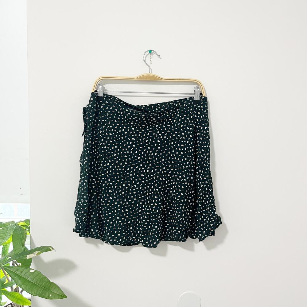 Brandy Melville Dark Green & White Floral Print Wrap Mini Skirt Size 24